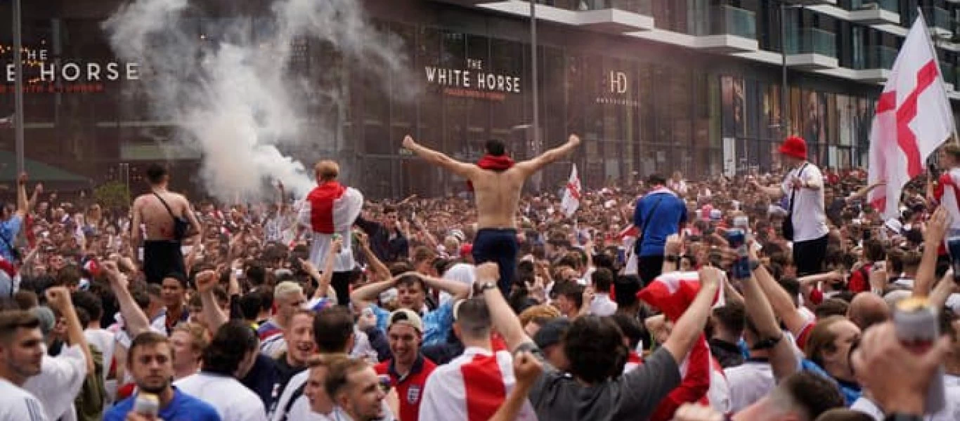 Euro 2020: «Ντου» από Άγγλους φιλάθλους που προσπάθησαν να μπουν στο Γουέμπλεϊ – Έριξαν και τα οδοφράγματα (βίντεο)